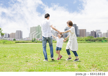 手を繋いでグルグル回る親子(新しい生活様式イメージ) 手を繋いでグルグル回る親子(新しい生活様式イメージ) 66418816