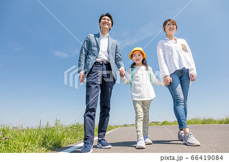 土手を歩く親子 66419084