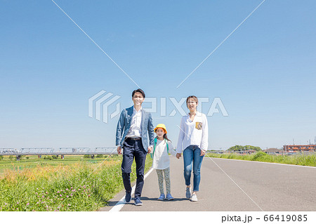 土手を歩く親子 66419085