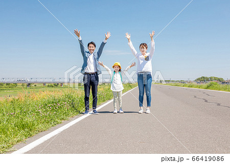 バンザイをする親子 バンザイをする親子 66419086