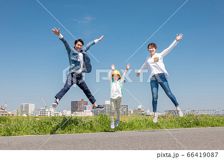ジャンプをする親子 66419087