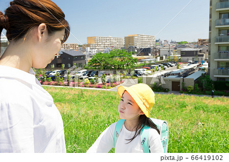 土手を歩く親子 土手を歩く親子 66419102