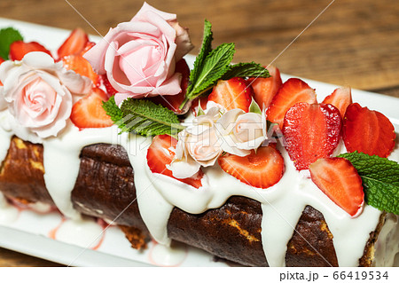 Swiss roll cake with fruit Swiss roll cake with fruit 66419534
