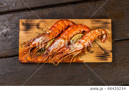 グランピングバーベキュー Wood Plank barbecue of seafood グランピングバーベキュー Wood Plank barbecue of seafood 66420234