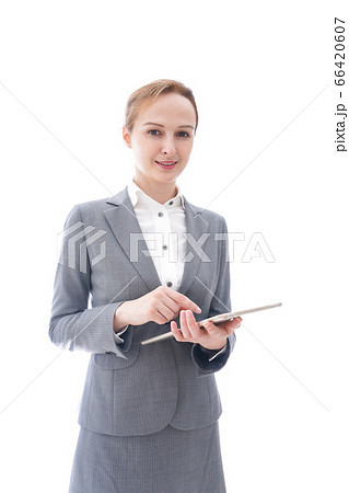 タブレット端末を使う制服を着た留学生 66420607