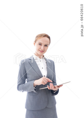 タブレット端末を使う制服を着た留学生 タブレット端末を使う制服を着た留学生 66420610