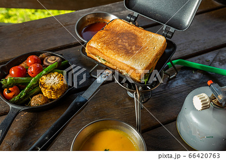 スキレットで作るアウトドアの朝食 delicious breakfast スキレットで作るアウトドアの朝食 delicious breakfast 66420763