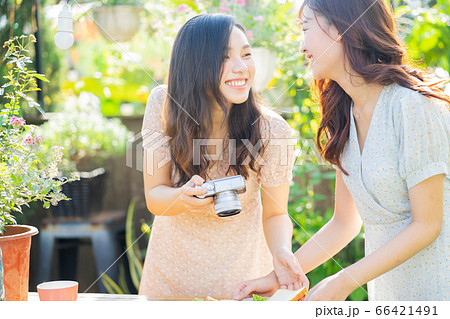 Women Eating Natureの写真素材