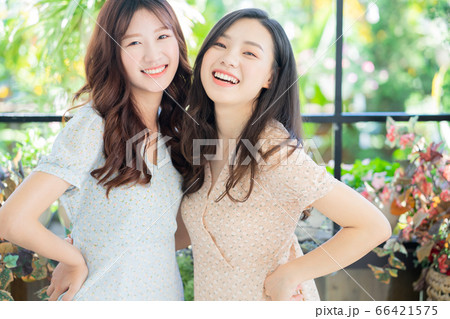 Women, couple, lifestyle 66421575