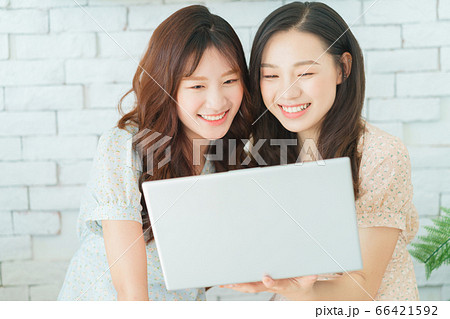 Women, couple, lifestyle 66421592