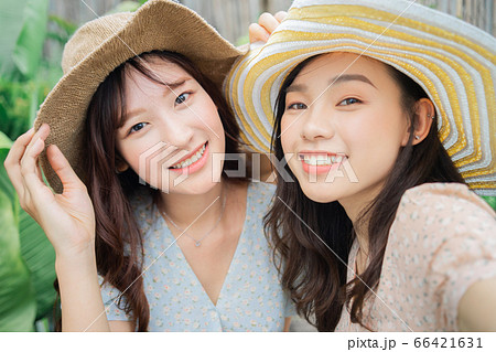 Women, travel, summer 66421631