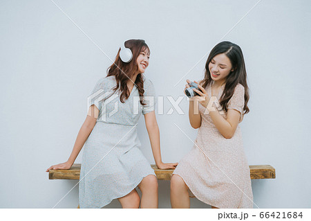 Woman, chatting, lifestyle Woman, chatting, lifestyle 66421684