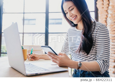 若い きれい 女性 会社員 リモート 勤務 メモ 人物 素材 若い きれい 女性 会社員 リモート 勤務 メモ 人物 素材 66422311