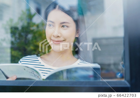 若い きれい 女性 会社員 リモート 勤務 メモ 人物 素材 若い きれい 女性 会社員 リモート 勤務 メモ 人物 素材 66422703