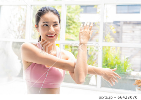 若い きれい 女性 自宅 室内 運動 ライフスタイル 人物 素材 若い きれい 女性 自宅 室内 運動 ライフスタイル 人物 素材 66423070
