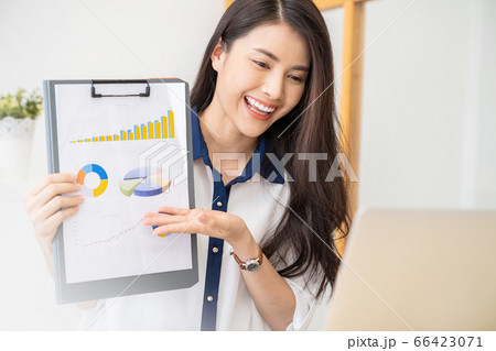 美人　女性　会社員　笑顔　オフィス　ビジネスシーン　人物　素材 66423071