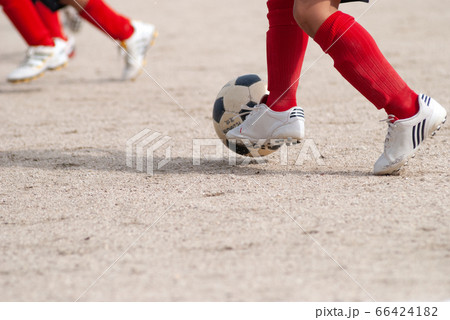 少年サッカーの足元 66424182