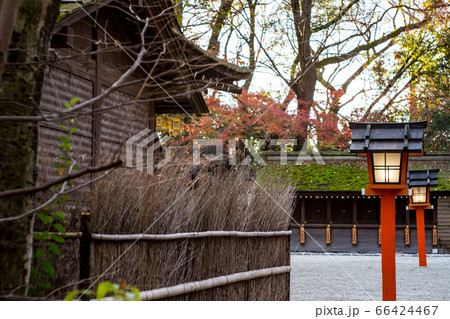 下鴨神社、摂社・河合神社、鴨長明の「方丈の庵」の晩秋、朱塗りの灯籠 66424467