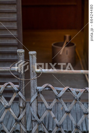 下鴨神社、摂社・河合神社、鴨長明「方丈の庵」、枝折り戸に竹の輪 66424480