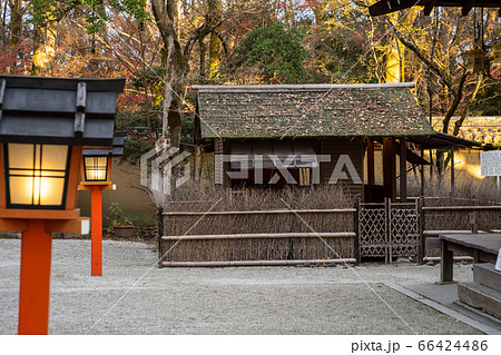 下鴨神社、摂社・河合神社、鴨長明の「方丈の庵」の晩秋、朱塗りの灯籠 下鴨神社、摂社・河合神社、鴨長明の「方丈の庵」の晩秋、朱塗りの灯籠 66424486