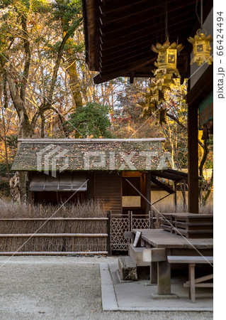 下鴨神社、摂社・河合神社、鴨長明の「方丈の庵」の晩秋、拝殿の吊り灯篭 66424494