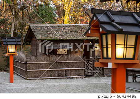 下鴨神社、摂社・河合神社、鴨長明の「方丈の庵」の晩秋、朱塗りの灯籠 66424498