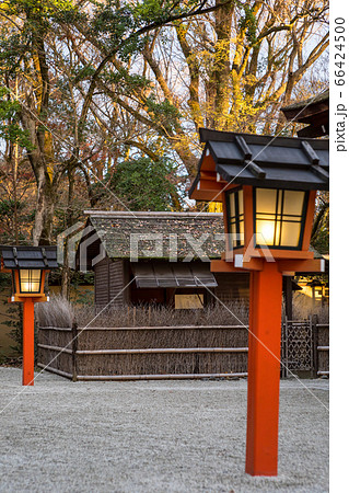 下鴨神社、摂社・河合神社、鴨長明の「方丈の庵」の晩秋、朱塗りの灯籠 66424500