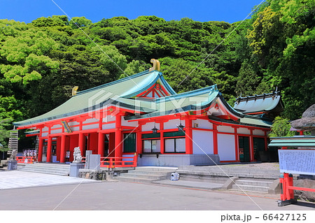 【山口県】晴天下の赤間神宮　拝殿 66427125