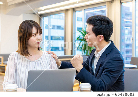 落ち込む同僚を励ます男性 落ち込む同僚を励ます男性 66428083