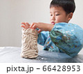 粘土で土器を作る幼児 66428953