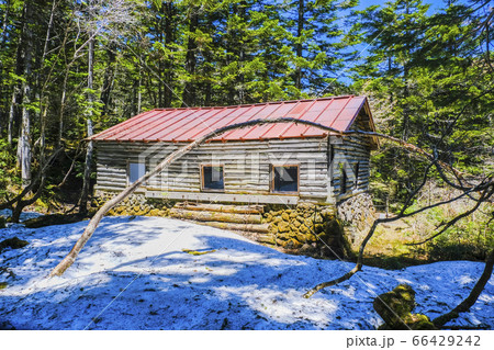 残雪と避難小屋 残雪と避難小屋 66429242