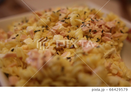 マカロニサラダ　アップ　ベーコン入り 66429579
