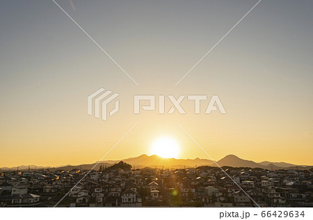 夕暮れの住宅地 66429634