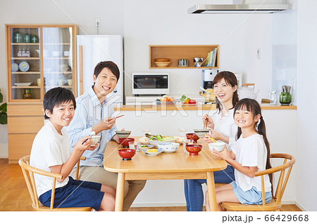 自宅で食事をするファミリー　4人家族　 66429668