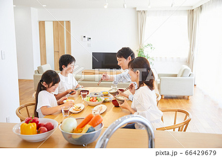 自宅で食事をするファミリー 4人家族 自宅で食事をするファミリー 4人家族 66429679