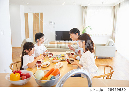 自宅で食事をするファミリー 4人家族 自宅で食事をするファミリー 4人家族 66429680
