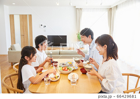 自宅で食事をするファミリー 4人家族 の写真素材