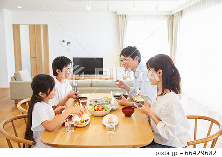 自宅で食事をするファミリー 4人家族 自宅で食事をするファミリー 4人家族 66429682