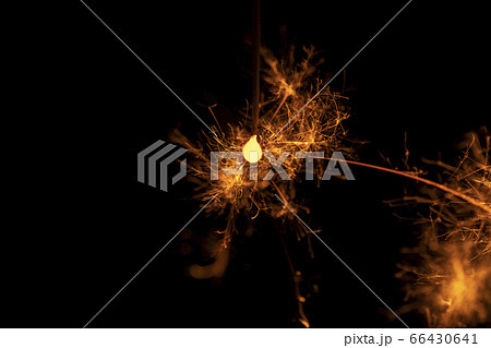 夏イメージ 儚くも美しい線香花火の写真素材