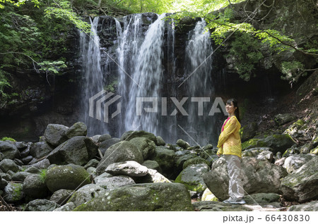 山中の滝の景色に見とれる女性 山中の滝の景色に見とれる女性 66430830