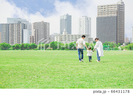 手を繋いで屋外を散歩する親子（新しい生活様式イメージ） 66431178