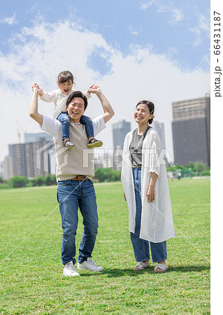 肩車しながら散歩する親子（新しい生活様式イメージ） 66431187