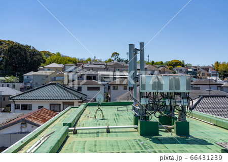 住宅の屋上の携帯基地局 66431239