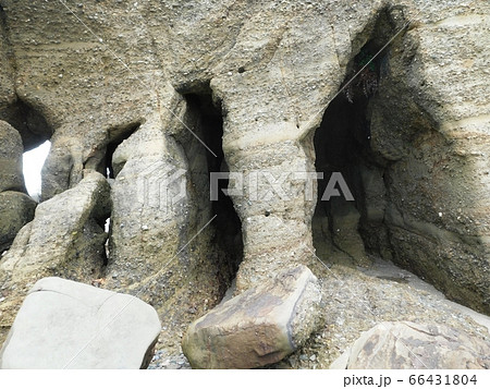 荒波に浸食された多数の洞窟ができた堆積層 66431804