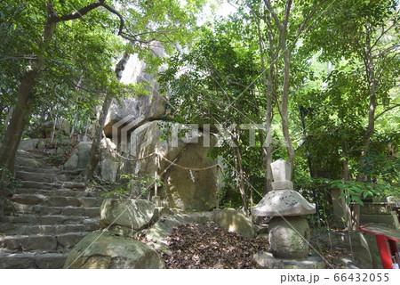 兵庫県西宮市の越木岩神社の甑岩 66432055