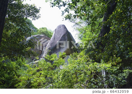 兵庫県西宮市の越木岩神社の甑岩 66432059