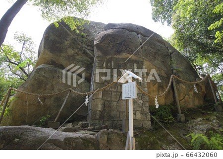 兵庫県西宮市の越木岩神社の甑岩 66432060