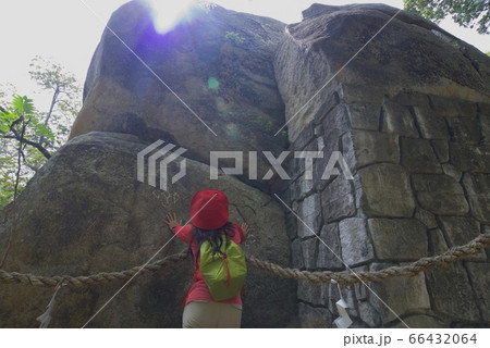 兵庫県西宮市の越木岩神社の甑岩 66432064