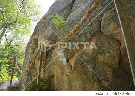 兵庫県西宮市の越木岩神社の甑岩 66432066