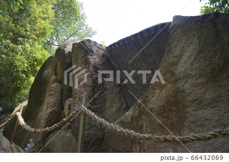 兵庫県西宮市の越木岩神社の甑岩 兵庫県西宮市の越木岩神社の甑岩 66432069